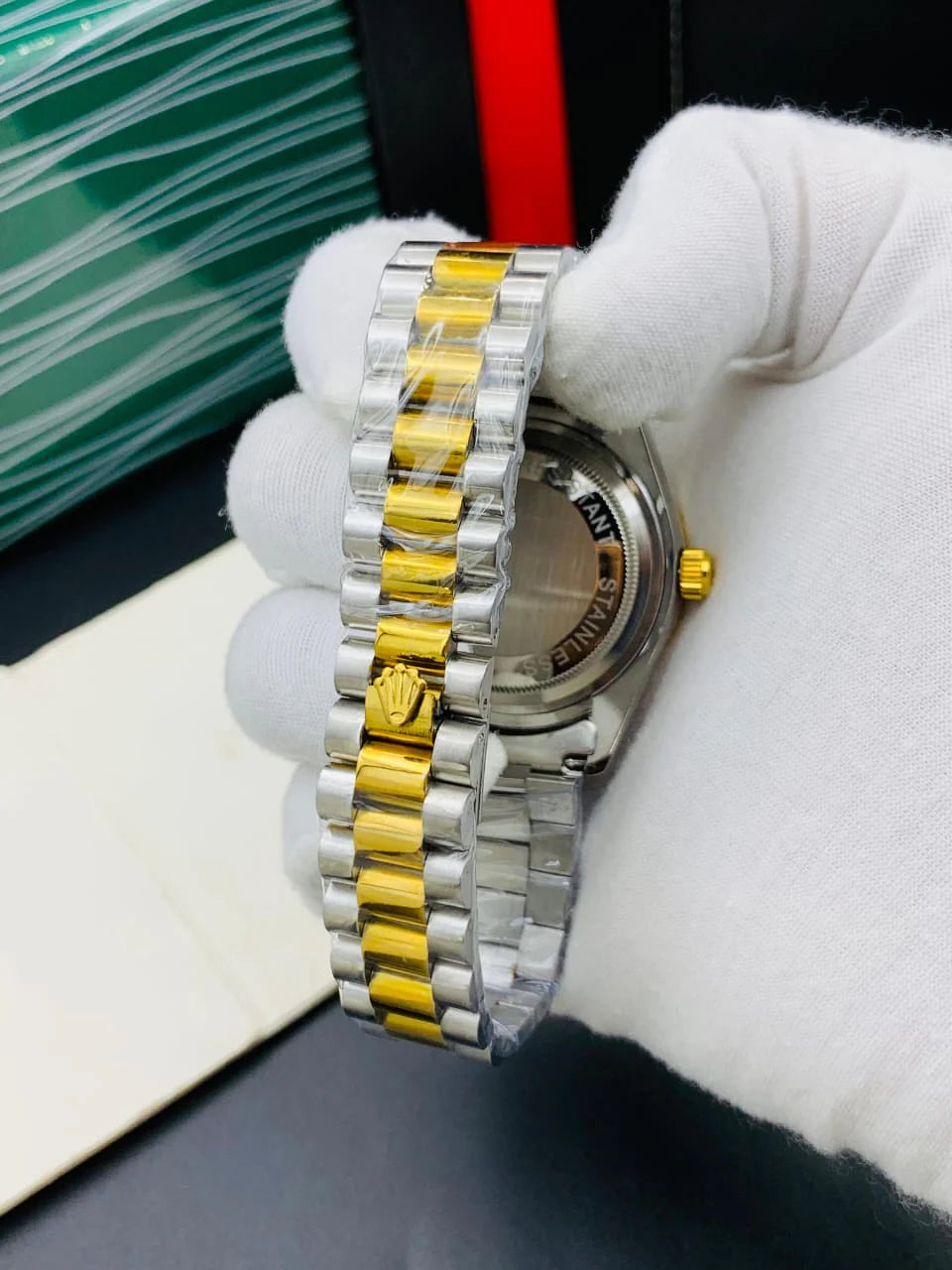 Beautiful watch enhances your personality, makes every moment good.